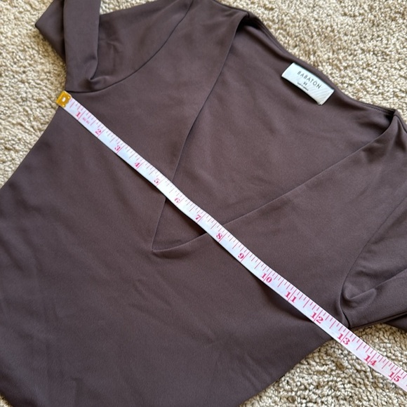 Aritzia Babaton Contour Brown Plunge V Neck Long Sleeve Crop Tee - Picture 3 of 10